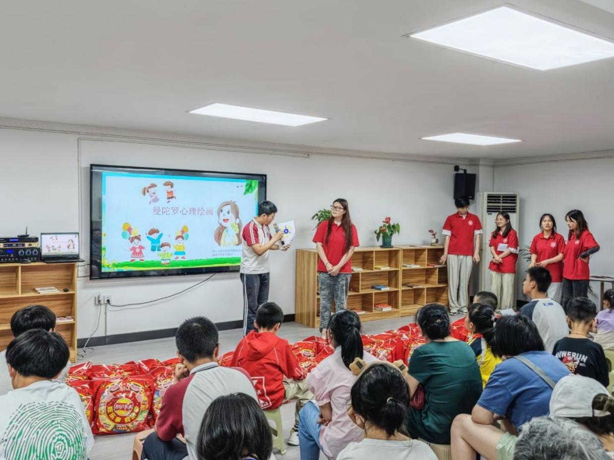 双节同庆 心暖童心|太阳集团tyc138携手东城街道开展“粽点关注·童心向阳”志愿活动